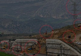 Machines working to stabilise the slope which has cut the rail in Álora.