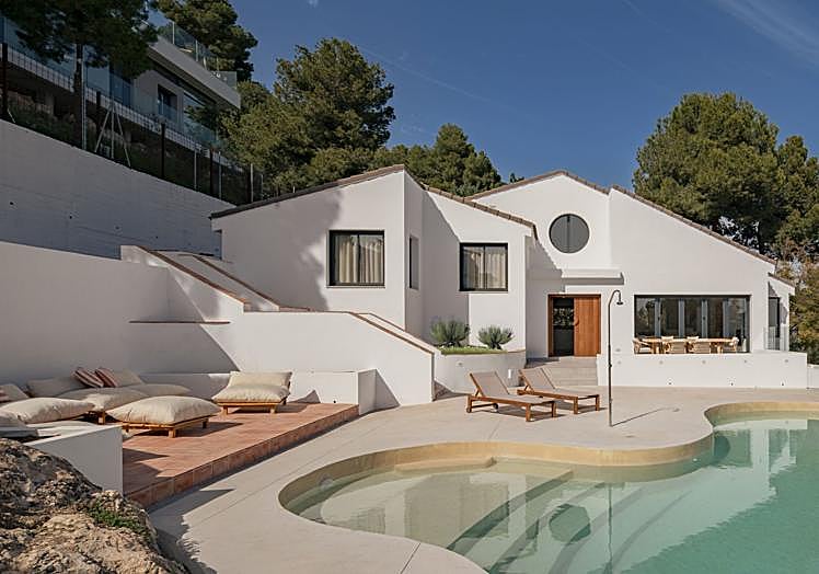 A fluid transition between indoors and outdoors, where shadow and Mediterranean materials converse in perfect harmony.