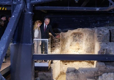The Mayor of Malaga and Baroness Thyssen visit the archaeological remains.