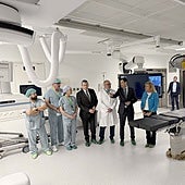 President of the Junta de Andalucía, Juanma Moreno, Regional Minister of Health, Antonio Sanz, and Mayor of Marbella, Ángeles Muñoz, in the hybrid operating theatre of the new complex.