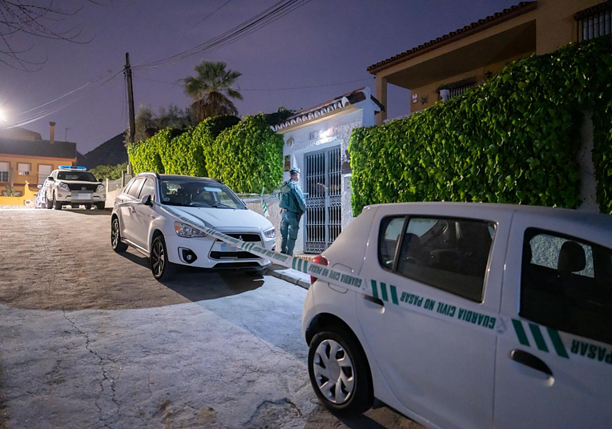 The Guardia Civil at the door of the house in Cártama where the woman was found dead.