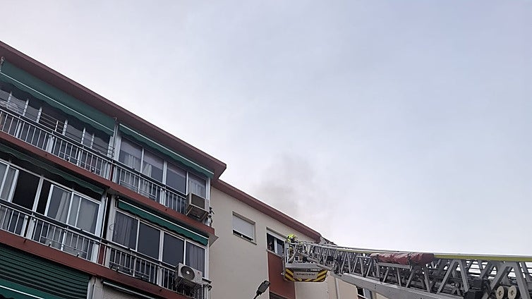 Malaga firefighters rescue inhabitants through windows after meter room catches fire
