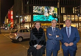 González, Salado and Díaz, in front of one of the screens of the promotional campaign in Berlin.