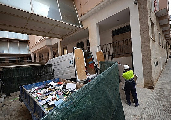 A worker at the Hospital Pascual refurbishment site in Malaga.