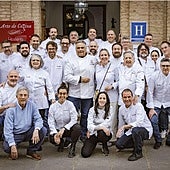 The Gastroarte chefs, with Fernando Rueda and Charo Carmona, in front of the restaurant.