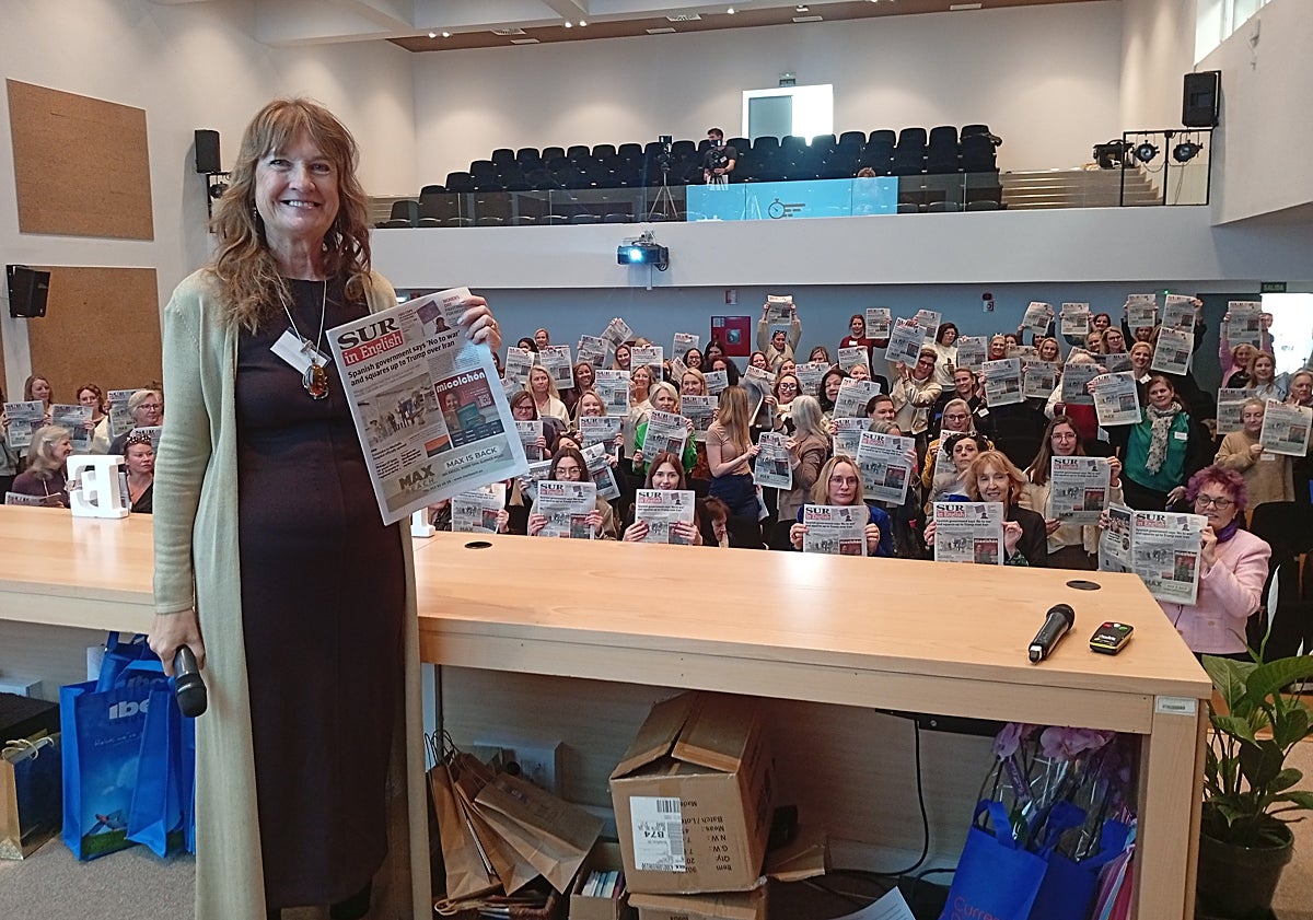 Imagen principal - Costa Women founder Ali Meehan with participants holding up their copies of SUR in English, mayor of Mijas Ana Carmen Mata; Dawn Richardson and Camilla Liljeblad during a networking session