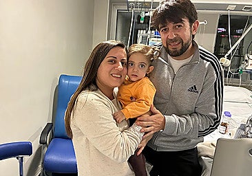 Marta Sánchez and Manuel Nieto holding their daughter Marta in Hospital Materno in Malaga.