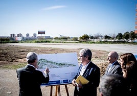 Malaga Mayor Francisco De la Torre looking at the plan of the new park in the Teatinos district.