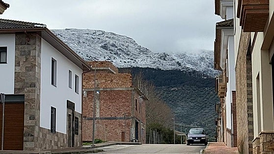 Malaga mountains wake up covered in snow as cold drop hits