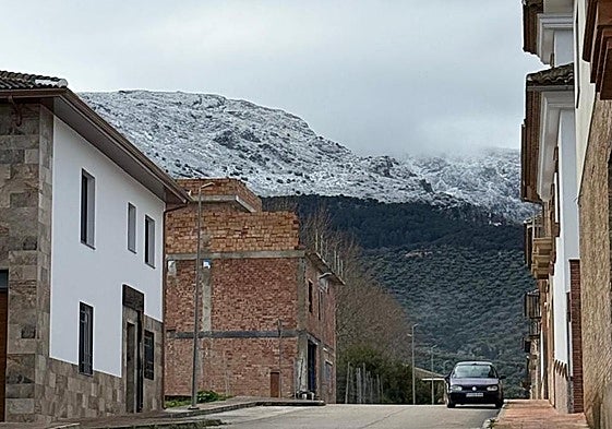 Malaga mountains wake up covered in snow as cold drop hits