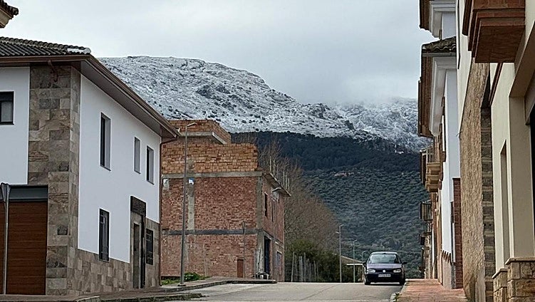 Malaga mountains wake up covered in snow as cold drop hits