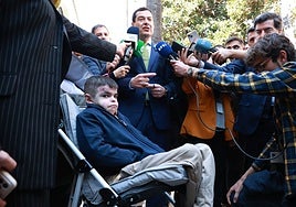 Junta president Juanma Moreno, at Andalucía's regional parliament in Seville, with butterfly skin sufferer Leo.