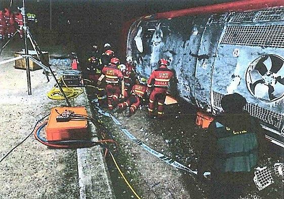 Photo from the report showing the emergency military unit recovering a body from one of the Iryo carriages.