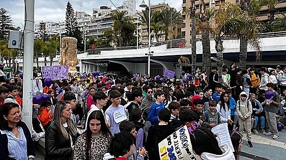 Hundreds of pupils march for equality on Granada's Costa Tropical