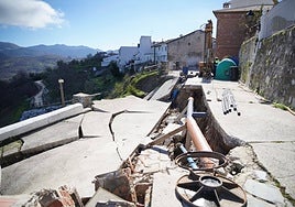 Serious road infrastructure damages in the village of Cartajima.