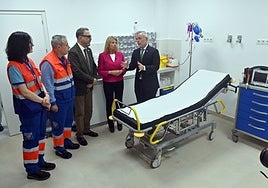 The Deputy Regional Minister for Health, Nicolás Navarro, Marbella Mayor, Ángeles Muñoz and the regional delegate of the Regional Ministry of Health in Malaga, Carlos Bautista, at the new facilities.