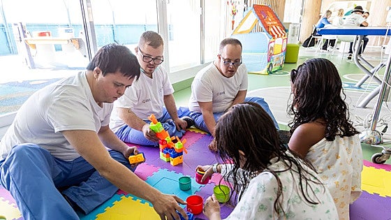 Malaga volunteers with Down syndrome brighten up day for children with cancer at Hospital Materno