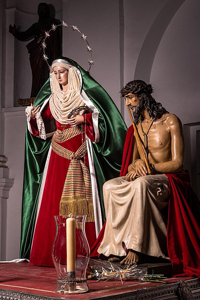 El Cristo Coronado de Espinas and la Virgen de Gracia y Esperanza, on the traslado platform.