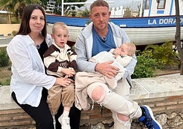 Ylenia and David, with their two children, Kylian and Nahel, in Nerja, next to the Verano Azul park.