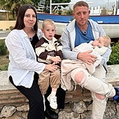 Ylenia and David, with their two children, Kylian and Nahel, in Nerja, next to the Verano Azul park.