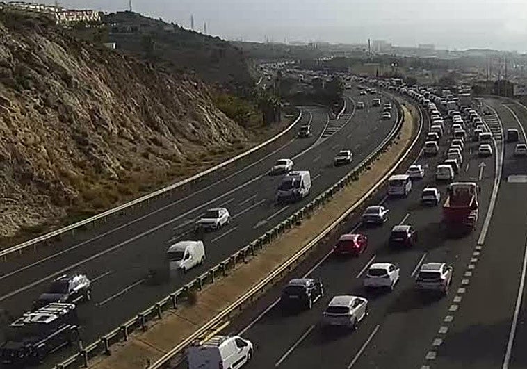 Collision between two vehicles causes five-kilometre tailbacks on the A-7 in Benalmádena
