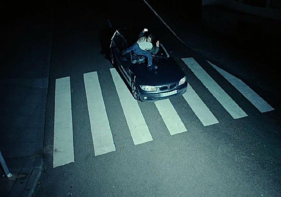 In the campaign video, a pedestrian is run over while looking at his mobile phone.