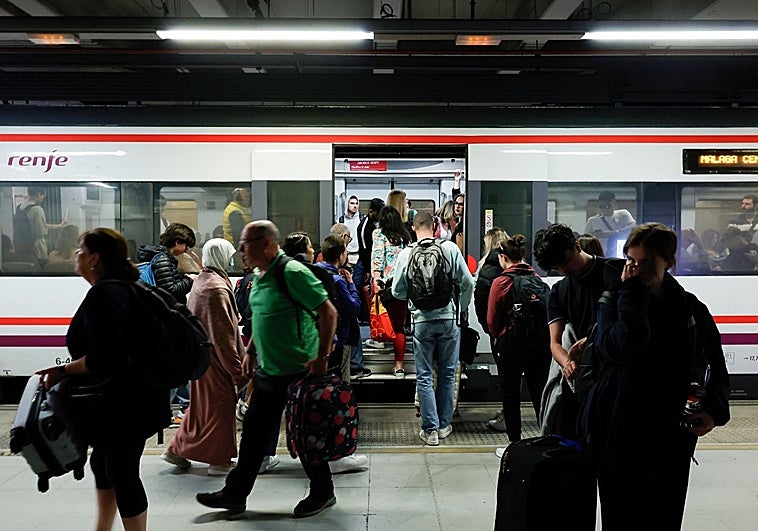 Passengers getting on and off a Cercanías train in Malaga.