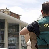 Archive image of a UCO (organised crimes) officer for the Guardia Civil during a raid.