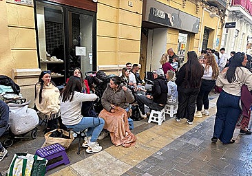 Calle Especería in Malaga was filled with people sitting on folding chairs on Holy Monday.