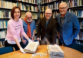 Carmen Jurado, Gavin Bledsoe, Alan Cornett y Tom Ruby con el tomo notarial que incluye la escritura de venta de Squanto.