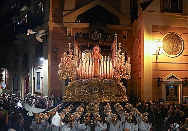 Release of the doves as the Virgen de los ojos verdes leaves her chaper.