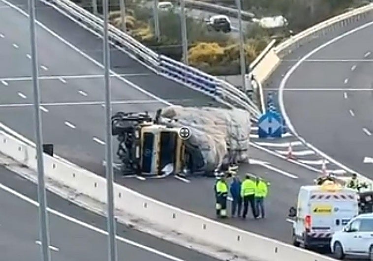 Malaga 112: trailer overturns on A-7 road, injuring driver and forcing road closure