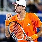 Rafa Jódar celebrates winning a point.