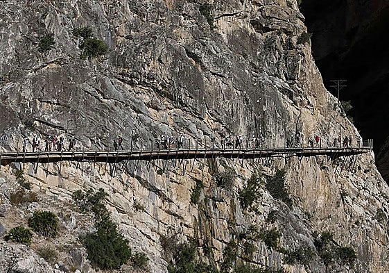 Archive photo of tourists walking along the Caminito del Rey route.