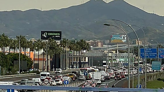 Malaga suffers serious traffic disruption due to sinkhole on A-357 near El Clínico hospital