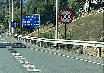 One of the signs on the A-7 road in Malaga that sets the speed limit to 100km/h on a stretch where the radar limit is 80km/h.