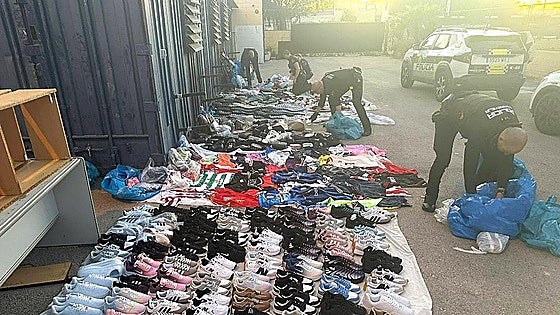 Police crack down on illegal street vending in Alicante town: vendors flee leaving almost 500 articles behind