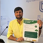 The councillor announces the programme.