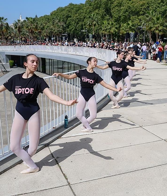 Imagen secundaria 2 - Malaga's port hosts 600 dancers in open-air ballet masterclass