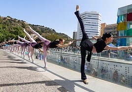 600 dancers performing at Malaga's Muelle Uno promenade.