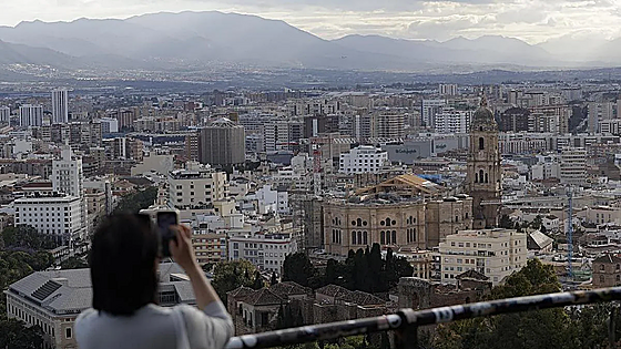 Which municipalities have the oldest buildings in Malaga?