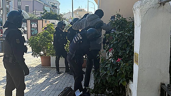 Malaga police evict squatters due to risk of building collapse