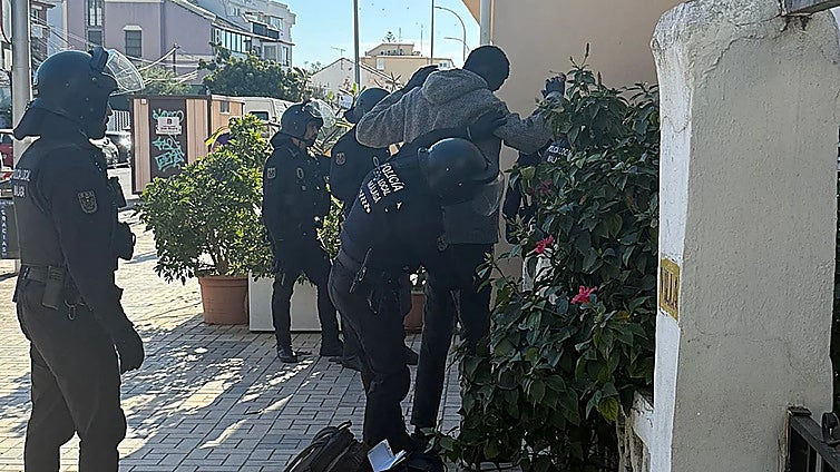 Malaga police evict squatters due to risk of building collapse