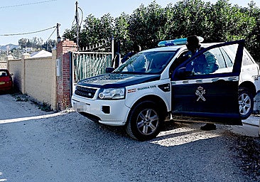 The Guardia Civil during one of the searches in Cártama.