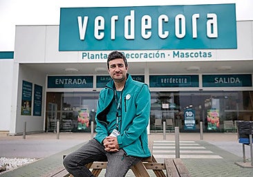 Manager of garden centre Verdecora Álvaro Zubieta in front of the shop in Malaga.