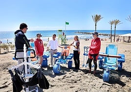 Marbella's mayor, Ángeles Muñoz, with the councillor in charge of local beaches, Diego López, at one of the assisted bathing points, with amphibious chairs and trained staff.