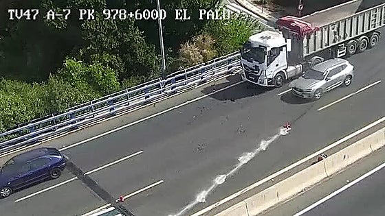 Malaga traffic disruptions: car crashes into median on A-7 motorway in El Palo