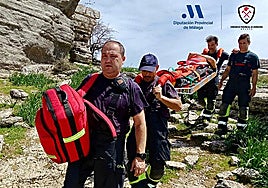 Photo of firefighters from the Malaga provincial brigade with the hiker.