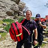 Photo of firefighters from the Malaga provincial brigade with the hiker.