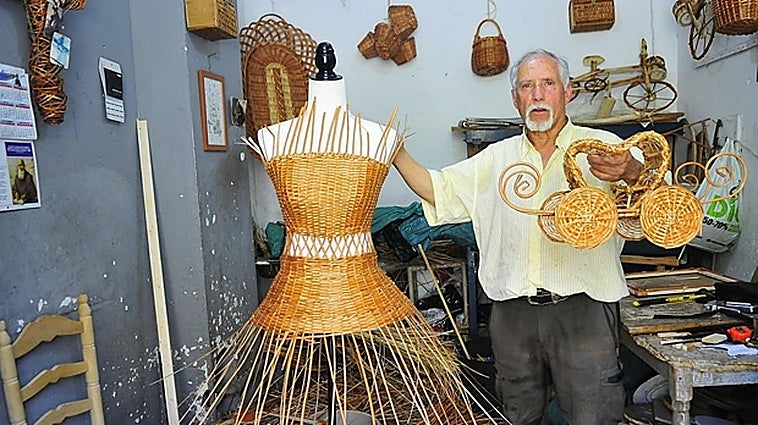 The weaver from Granada's Alpujarra commissioned to make a wicker dress